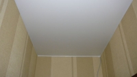 сатиновый потолок в небольшом помещении